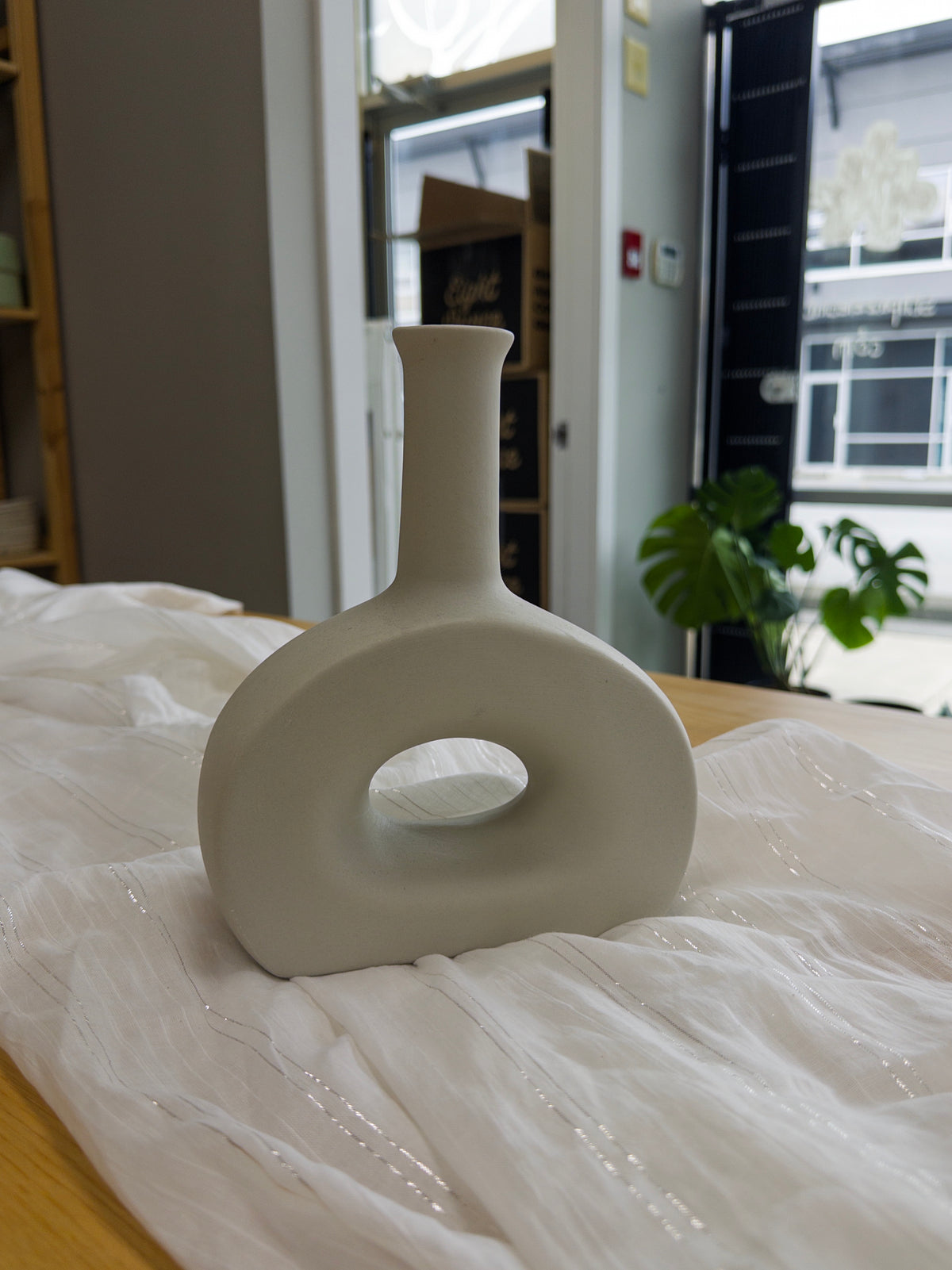Vase en céramique style arche