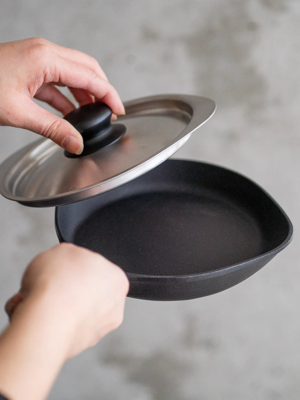 Yanagi Sori Designer one-handled pot Iron Cast| Stainless Steel with Lid （2 sizes）