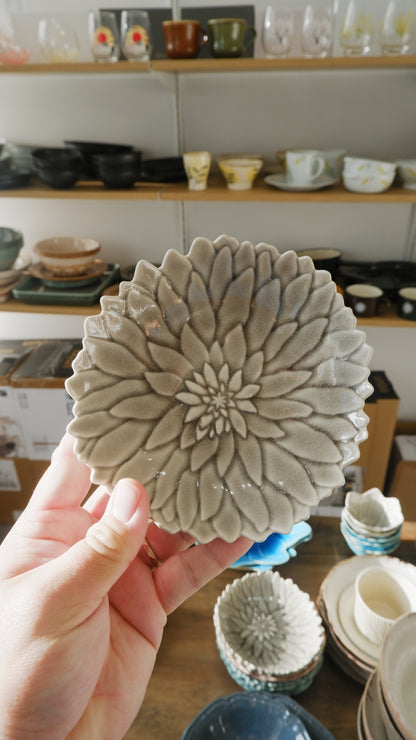 Seto Ware | Flower Plate - Grey Dalia