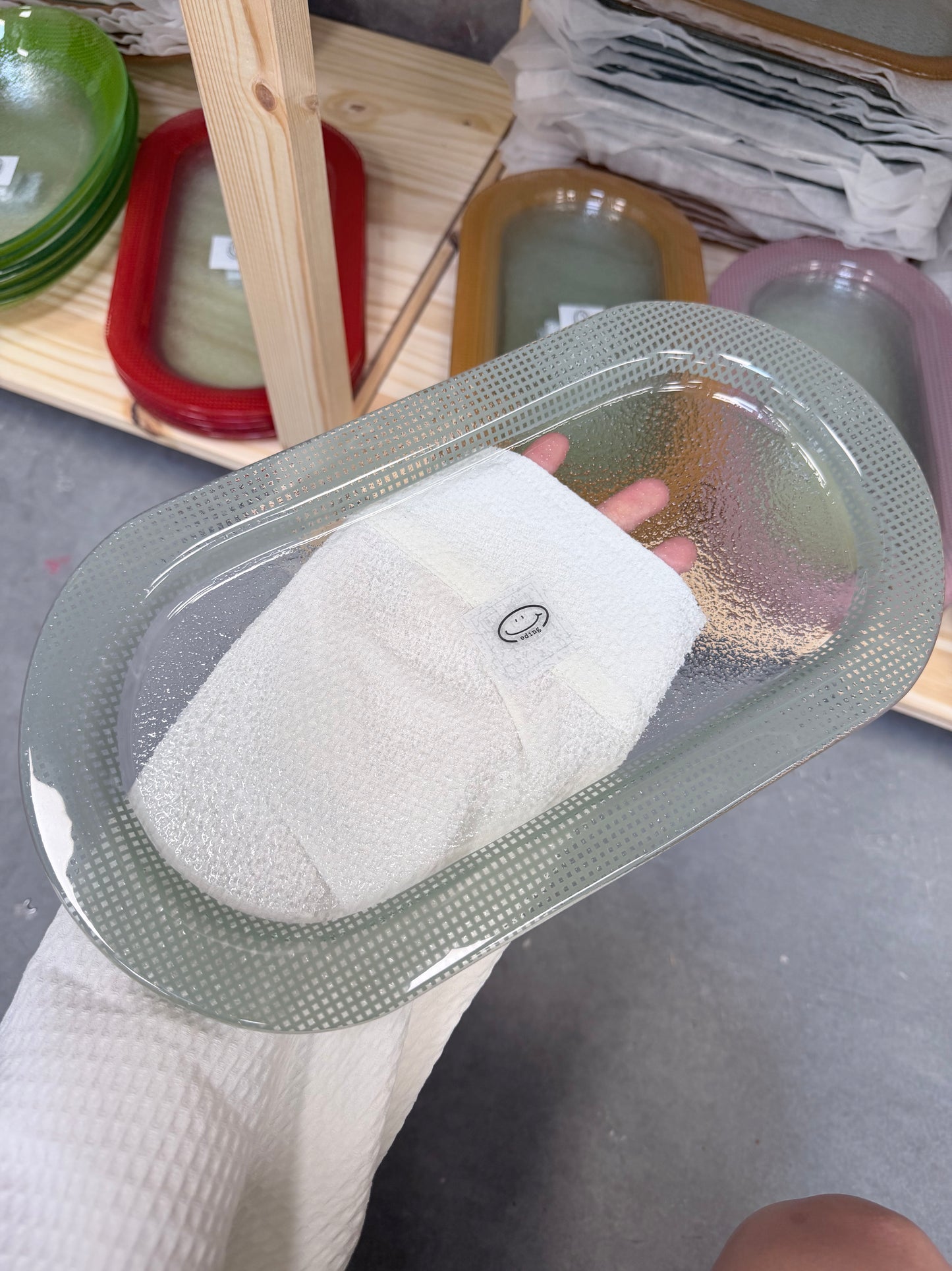 Eding | Plateau long ovale en verre Checky